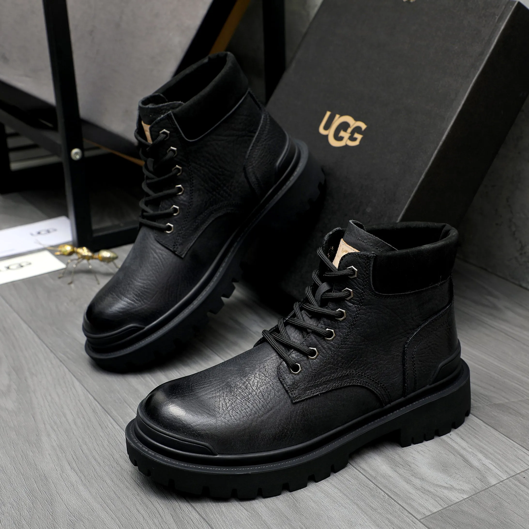 P620 Product trademark: "UGG" Gaobang men's shoes Regular size: 39-44 Product materials: Selected color-brushed cowhide upper, wool lining, original outsole